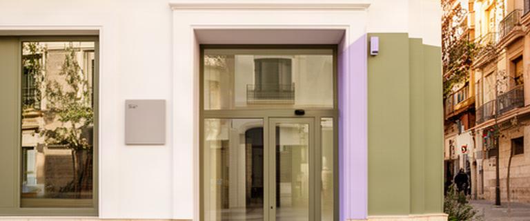 Exterior de la oficina de Kiko's Fondo en Valencia, con acceso urbano y referencias de la calle 11